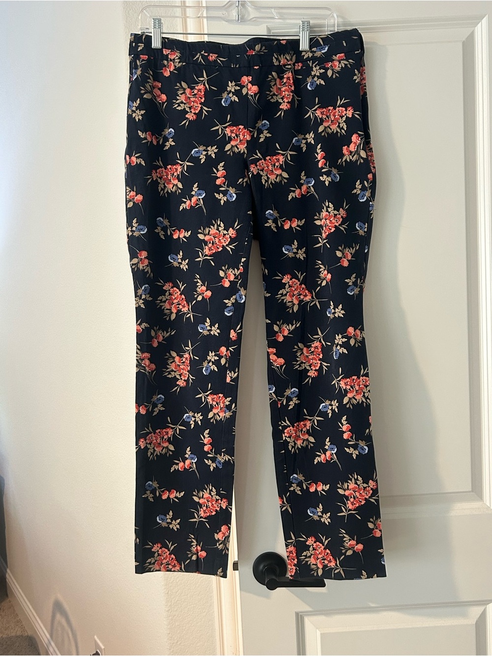 Ladies J. Jill Navy Floral Cropped Pants